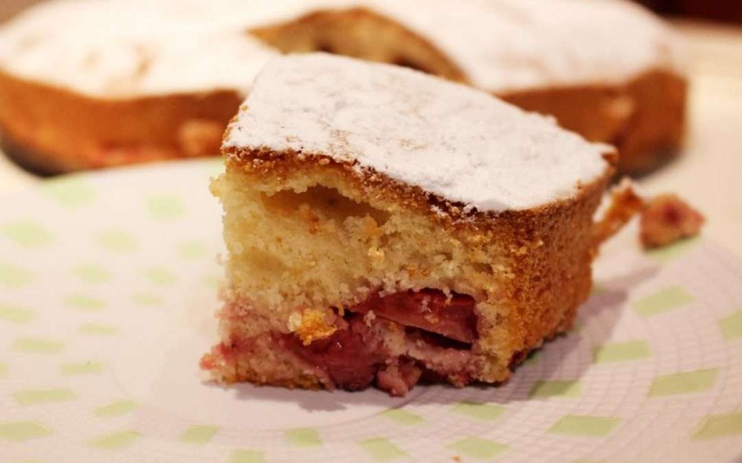 Dolce con farina di miglio e fragole