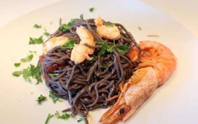 Tagliolini di riso venere con gamberoni