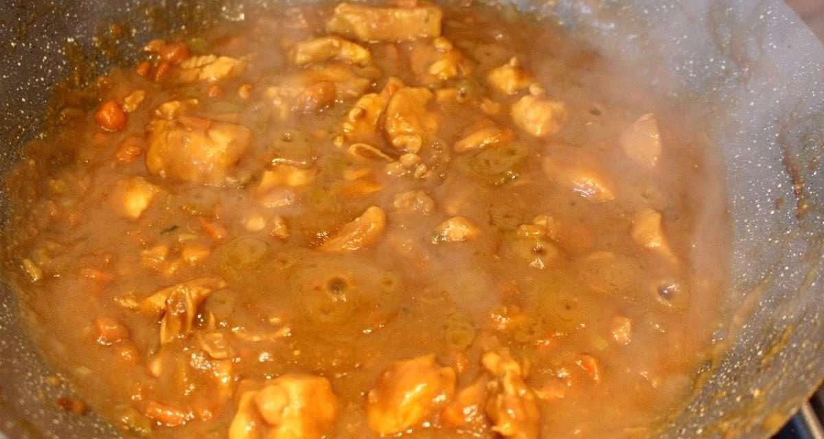 Pollo brasato con farina di lenticchie o fagioli