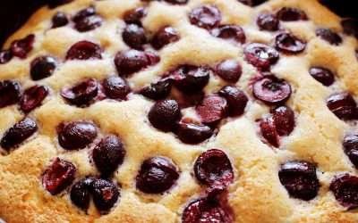 Torta di ciliegie e mandorle con ricotta fresca