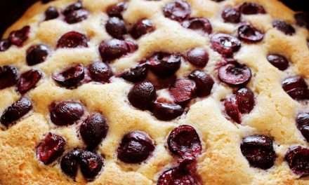 Torta di ciliegie e mandorle con ricotta fresca