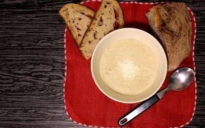 Crema di avena una zuppa calda e nutriente