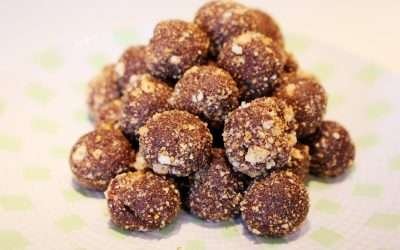 Palline di mandorle e datteri: dolce vegano senza cottura