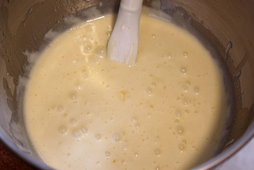 Impasto montato torta farina di riso e limone: uova, zucchero e buccia di limone