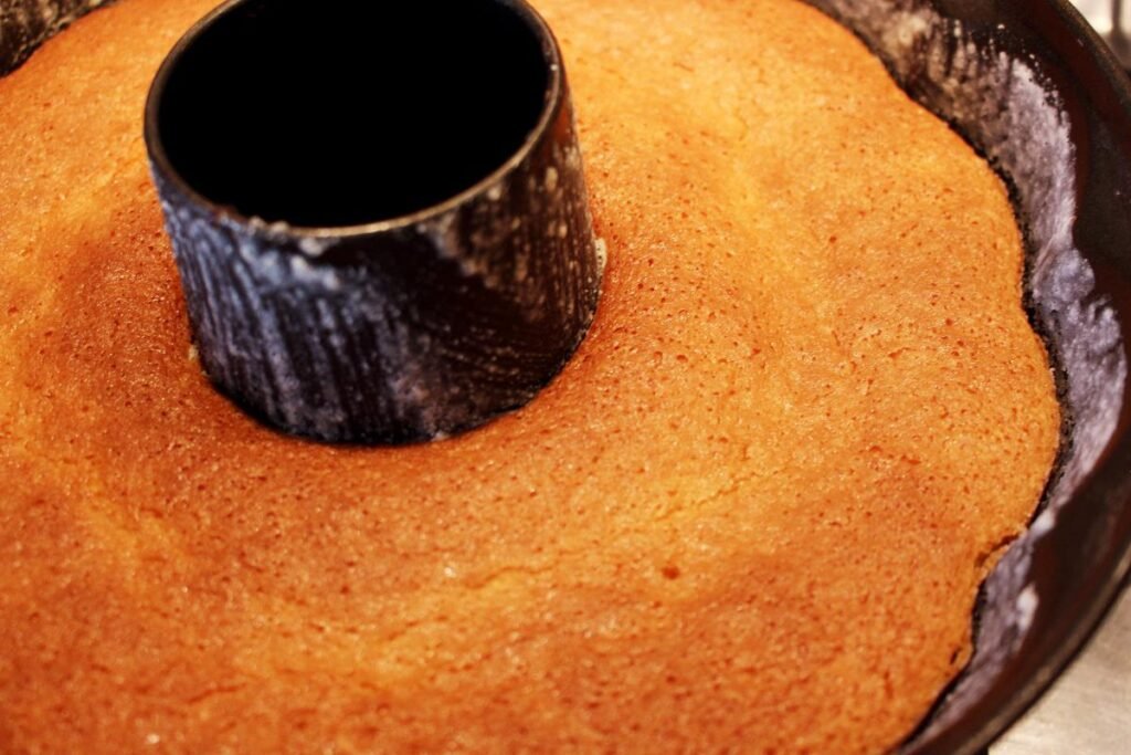 Torta farina di riso e limone senza glutine appena sfornata