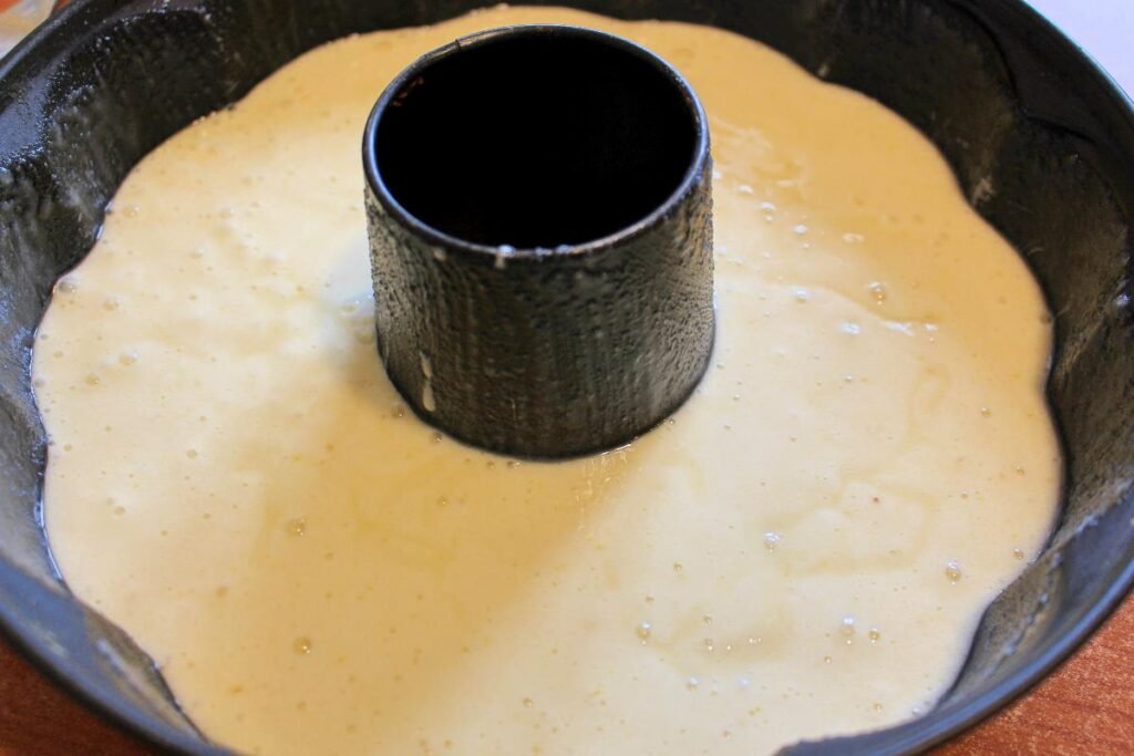 Composto torta farina di riso e limone versato nella teglia pronto per la cottura