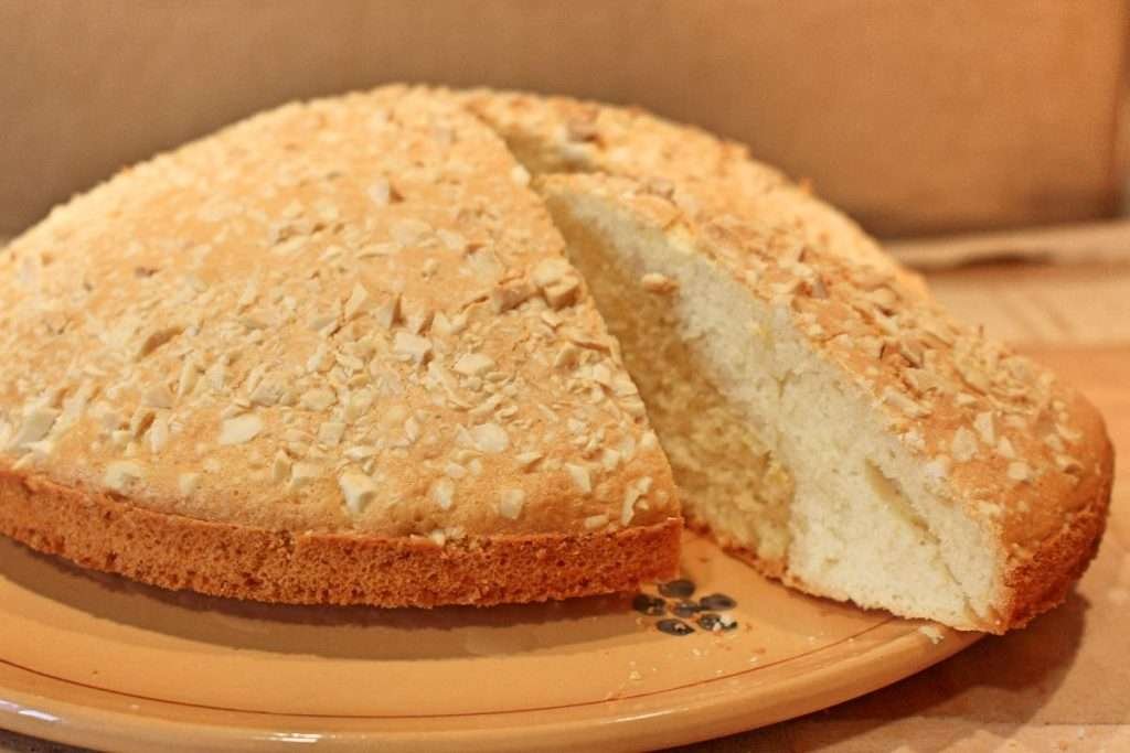 fetta di torta sofficissima al latte di mandorla senza burro con zucchero a velo