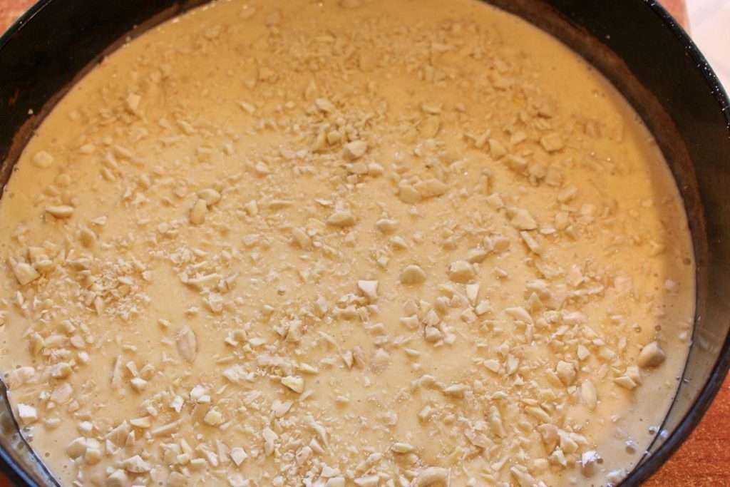 impasto torta al latte di mandorla versato nella tortiera da 24 cm pronto per il forno