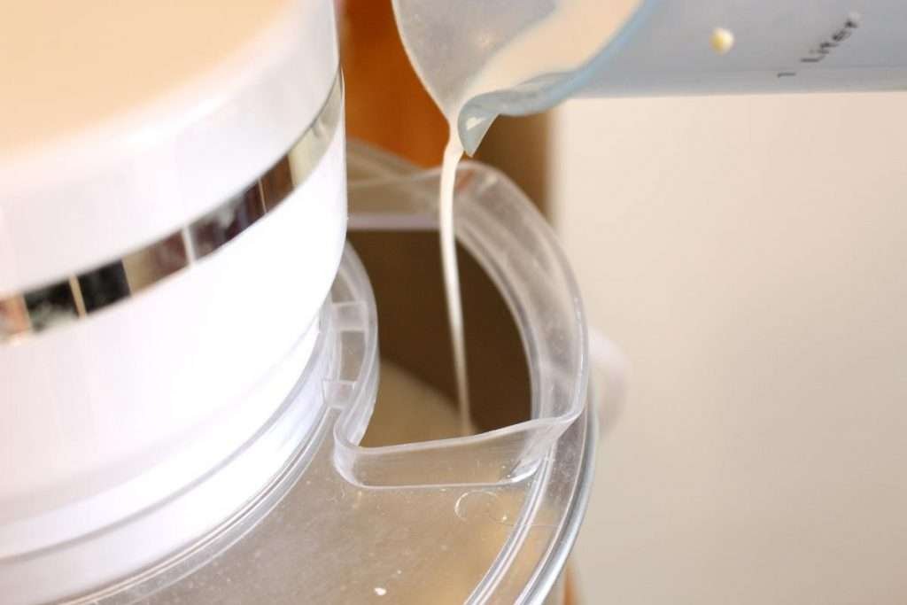 versare il latte di mandorla nel composto di uova e zucchero montato