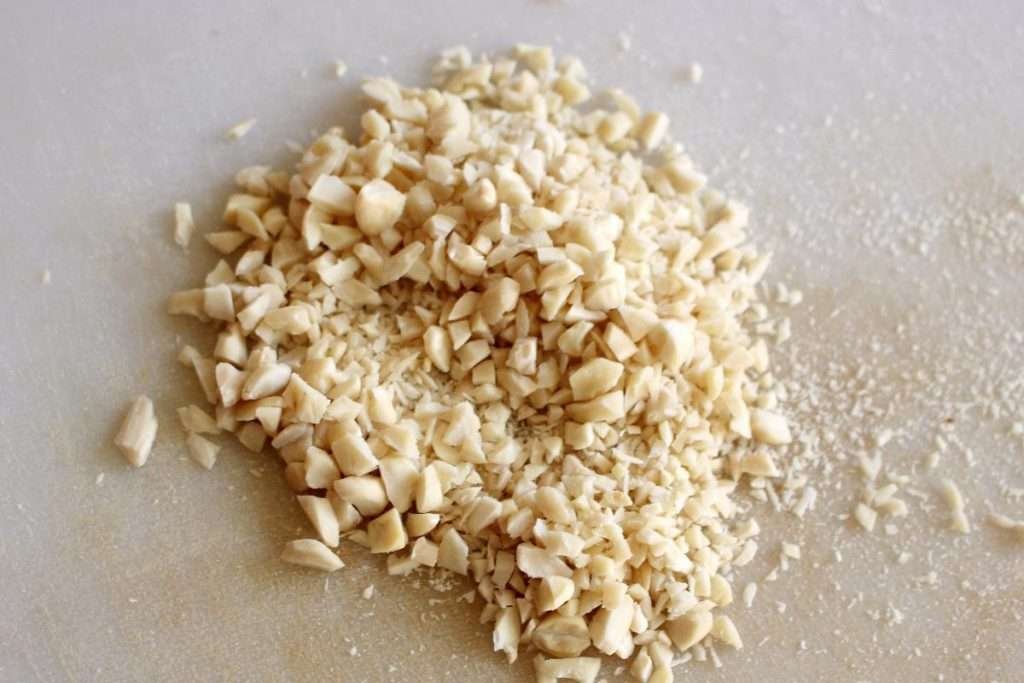 mandorle tritate grossolanamente per la superficie della torta al latte di mandorla