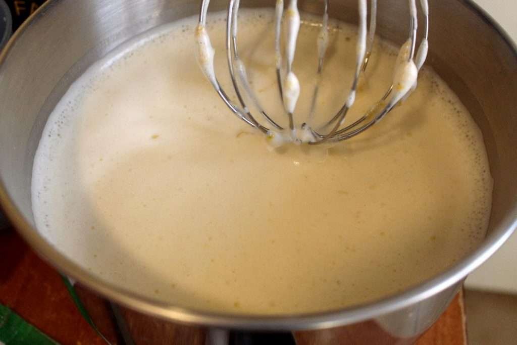 uova e zucchero montati a spuma per la torta al latte di mandorla