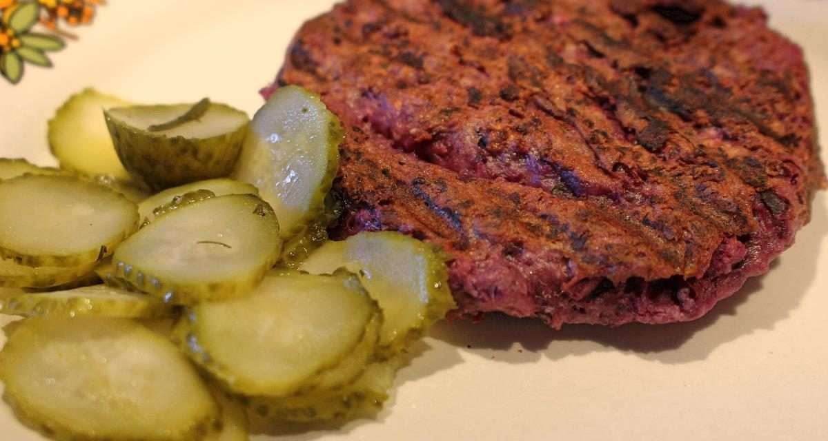 Veg Burger con cavolo rosso e grano saraceno