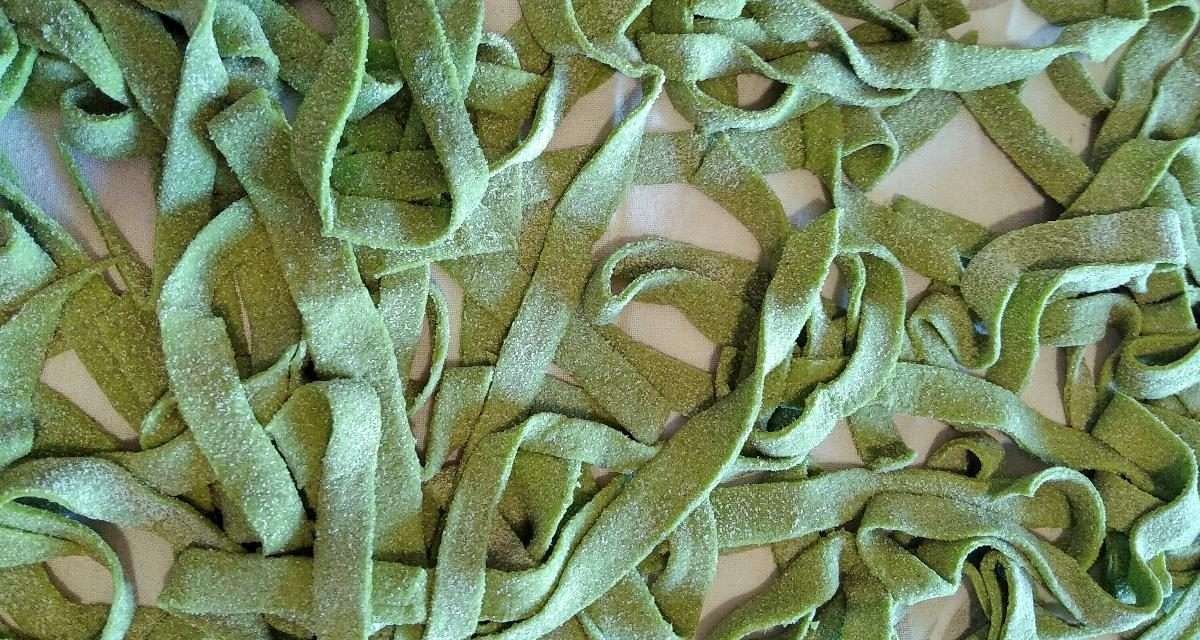 Tagliatelle verdi alla rucola: sapore intenso