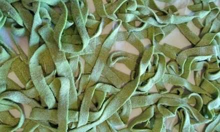 Tagliatelle verdi alla rucola: sapore intenso