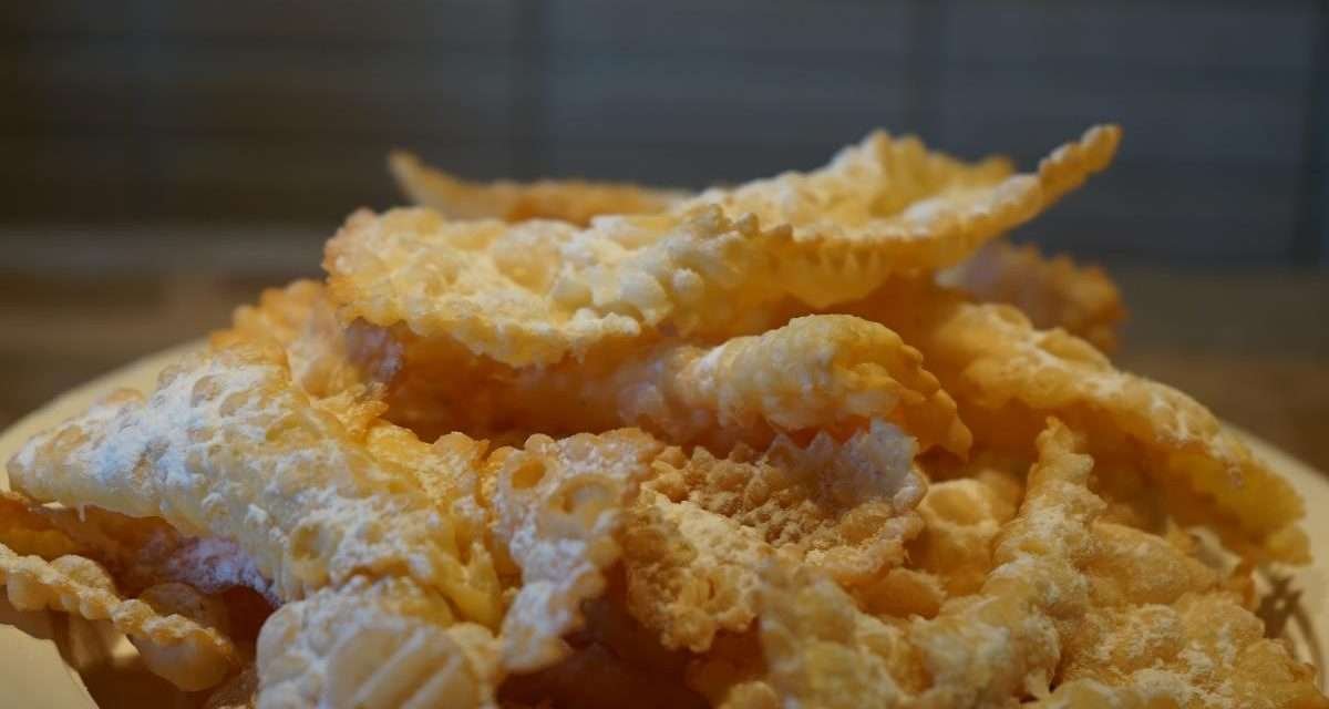 Tante ‘chiacchiere’ per niente. La storia e le bugie della classica ricetta di Carnevale