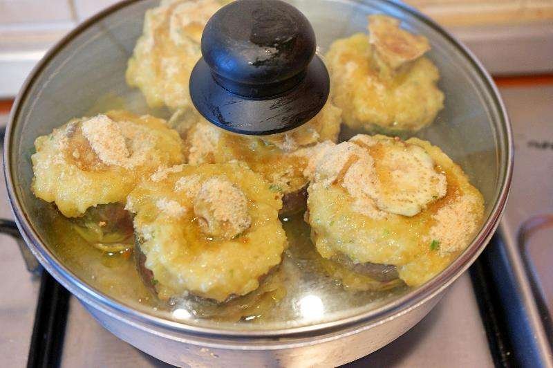 Carciofi ripieni con patate in padella