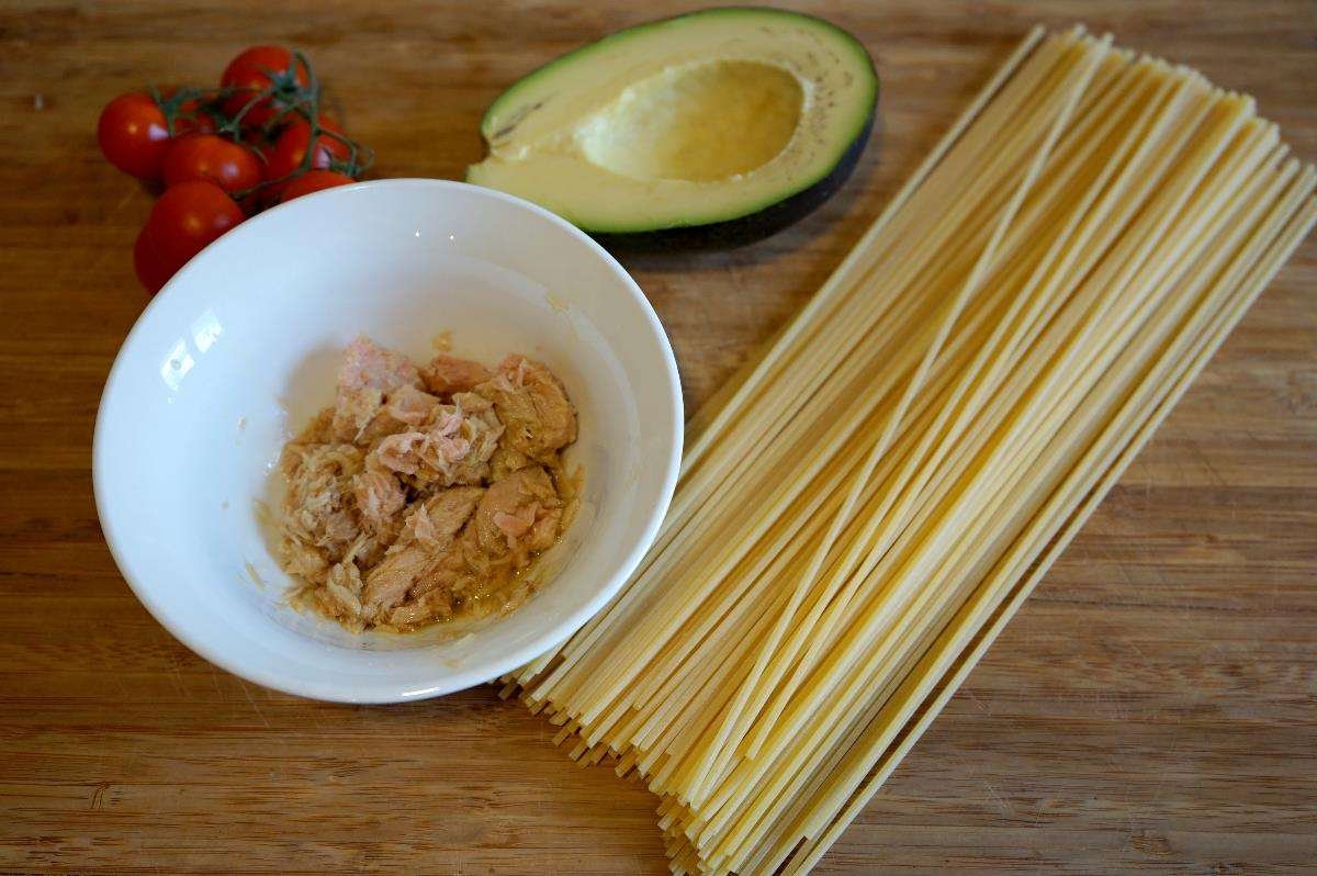 Spaghetti con avocado pomodorini e tonno