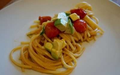 Spaghetti con avocado pomodorini e tonno