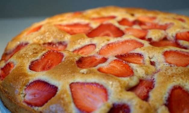 Torta con fragole e yogurt sofficissima