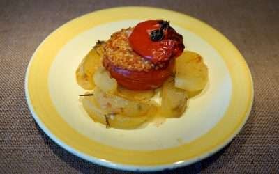 Pomodori ripieni di riso alla romana con patate al forno