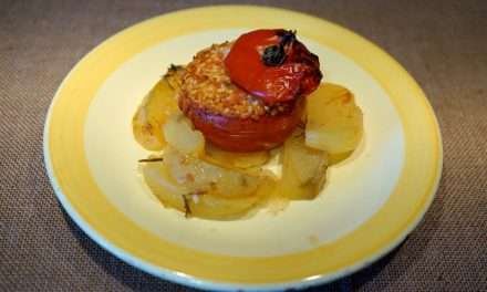 Pomodori ripieni di riso alla romana con patate al forno