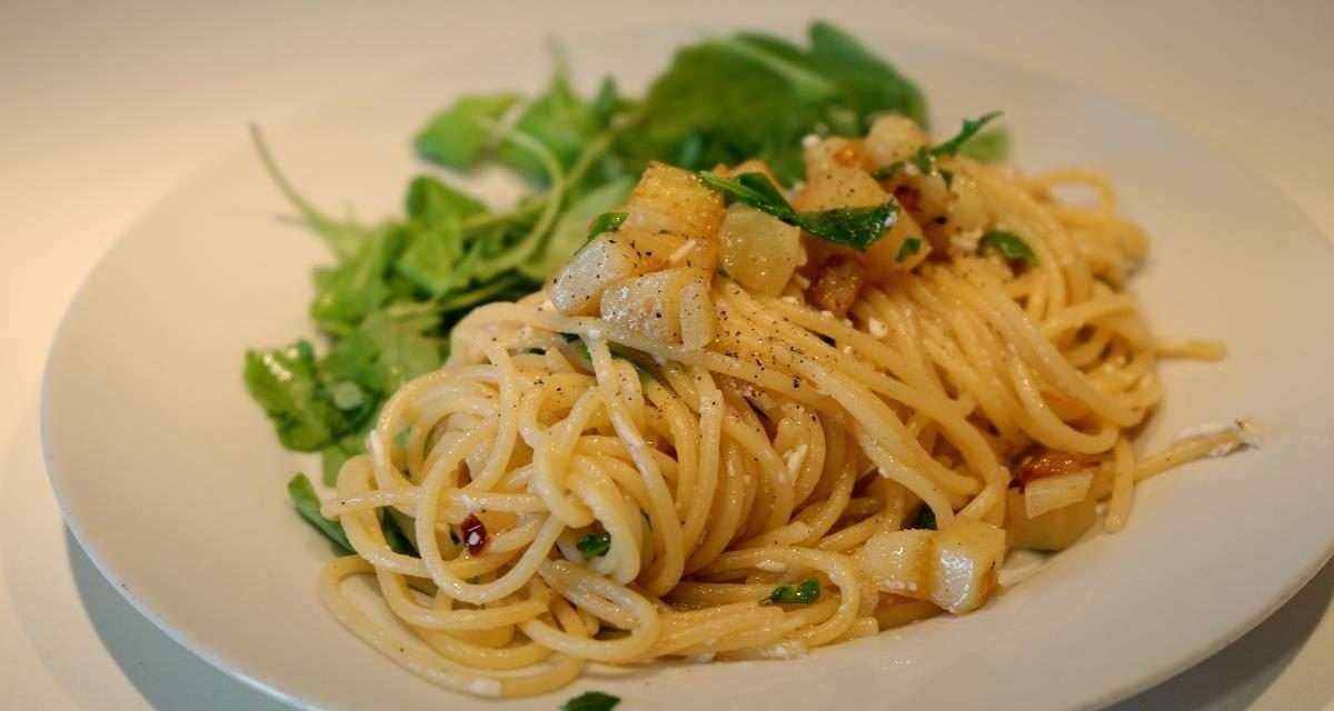 Spaghetti patate e rucola: piatto povero che sembra ricco