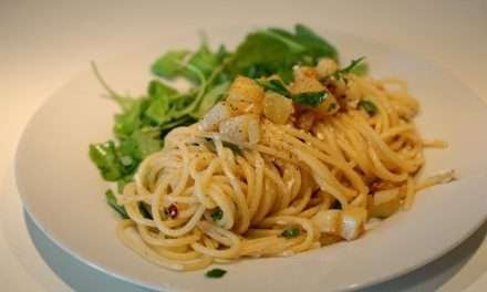 Spaghetti patate e rucola: piatto povero che sembra ricco