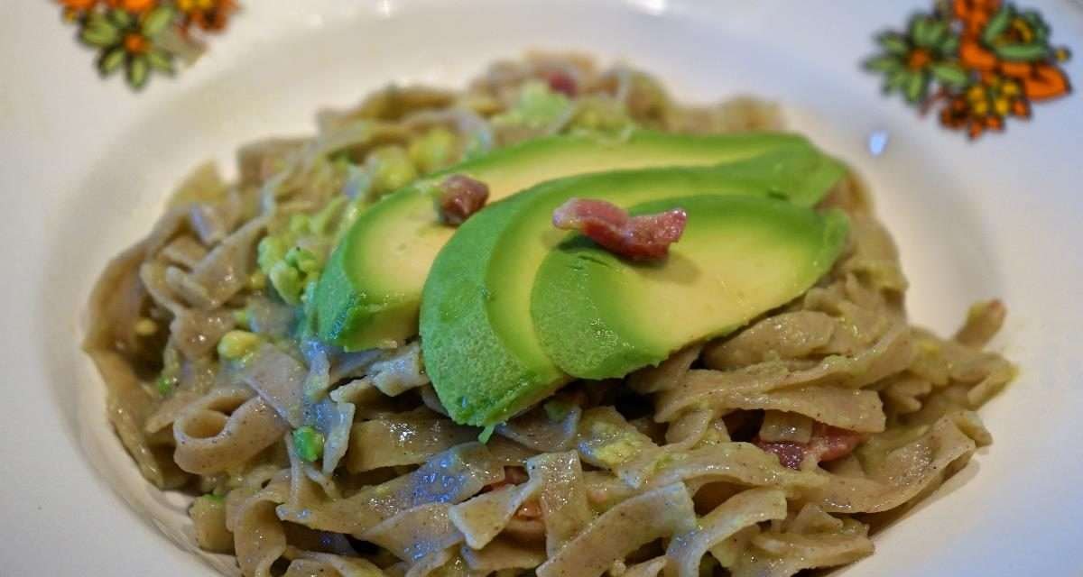 Pasta con avocado e pancetta – tagliatelle grano saraceno