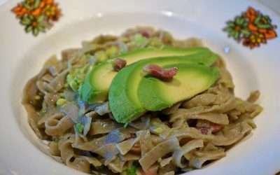 Pasta con avocado e pancetta – tagliatelle grano saraceno