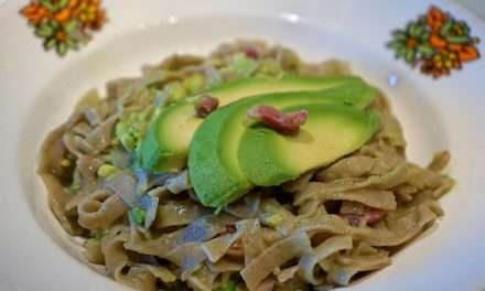 Pasta con avocado e pancetta – tagliatelle grano saraceno