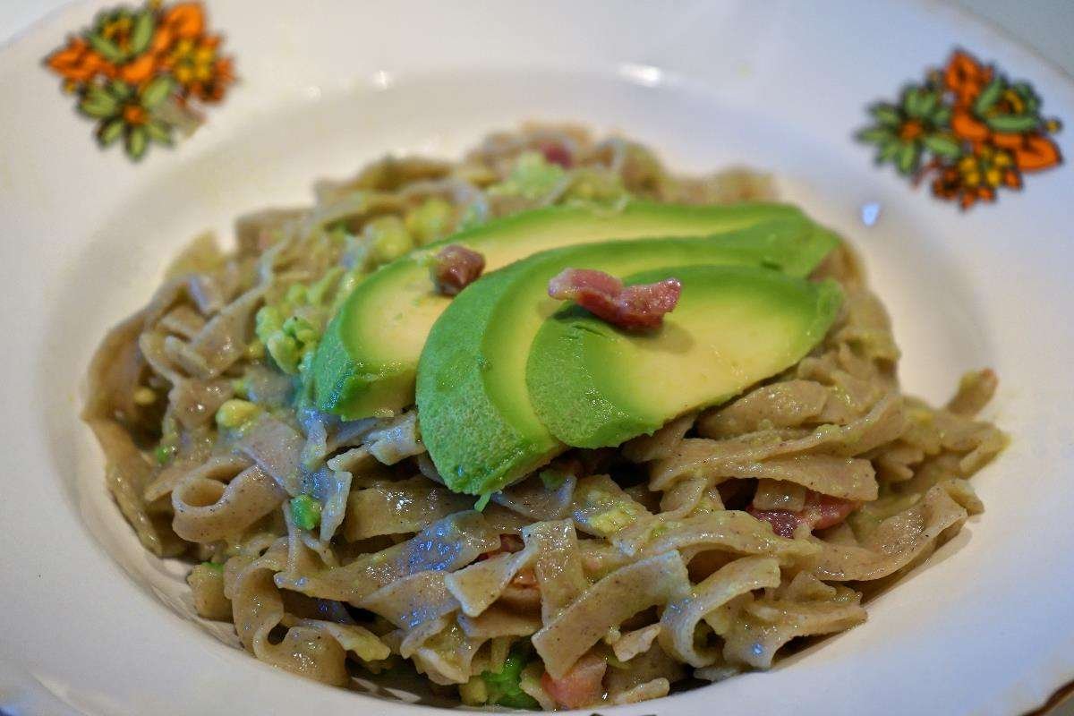 Pasta con avocado e pancetta