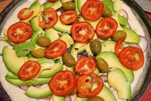 pizza vegana con avocado olive e cipolla