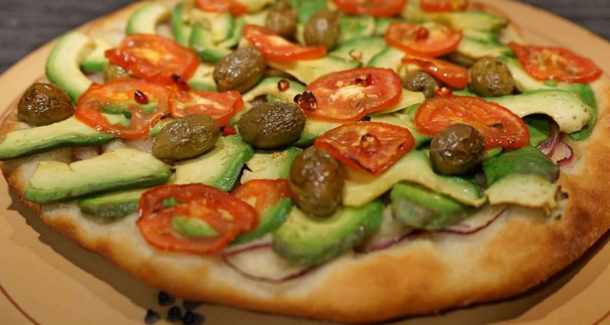 Pizza con avocado olive e cipolla una vegana per tutti