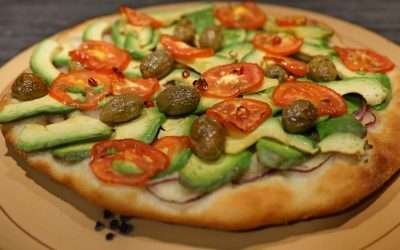 Pizza con avocado olive e cipolla una vegana per tutti