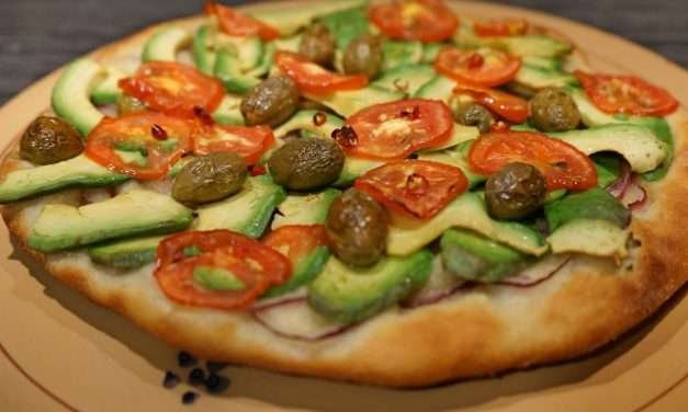 Pizza con avocado olive e cipolla una vegana per tutti