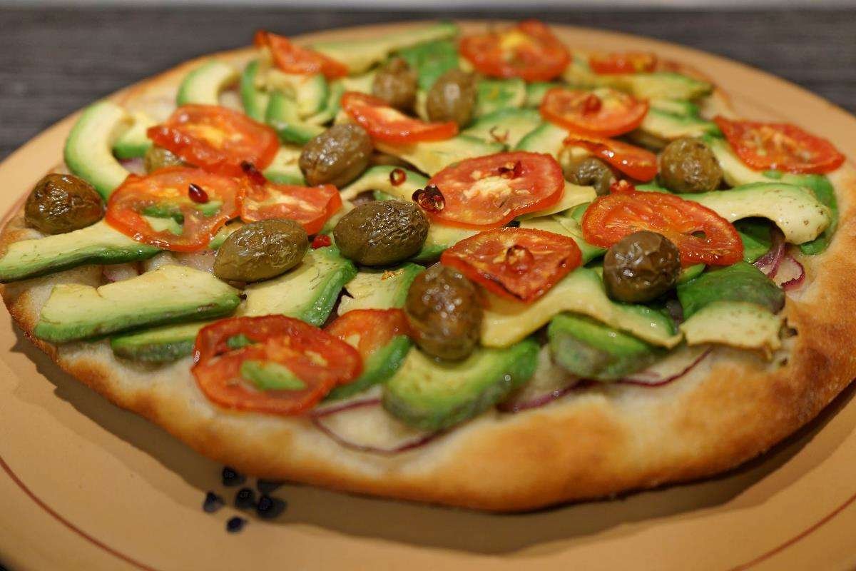 pizza con avocado olive e cipolla