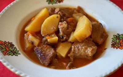 Spezzatino di manzo con patate in pentola a pressione