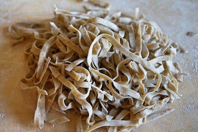 Tagliatelle al grano saraceno con avocado e pancetta