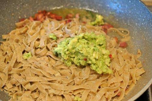 Pasta con avocado e pancetta