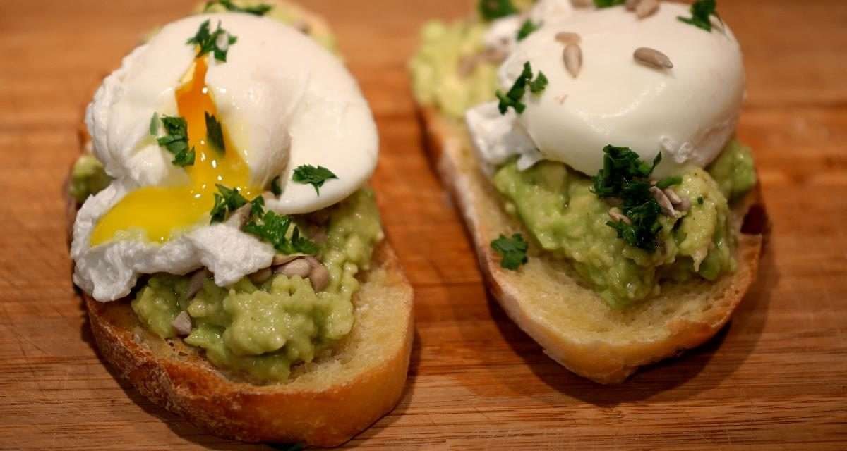 Bruschetta con avocado e uova – colazione in camicia