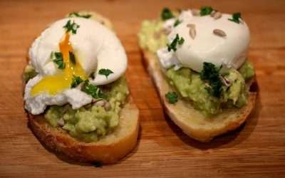 Bruschetta con avocado e uova – colazione in camicia