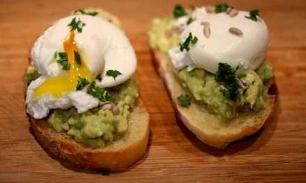 Bruschetta con avocado e uova – colazione in camicia