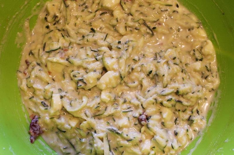 Impasto per plumcake salato senza glutine con zucchine grattugiate e pomodori secchi