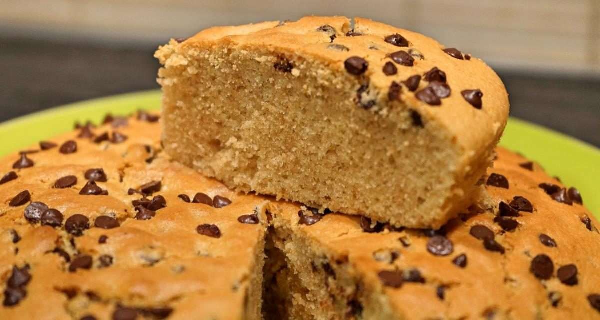 Torta di nocciole soffice con gocce di cioccolato