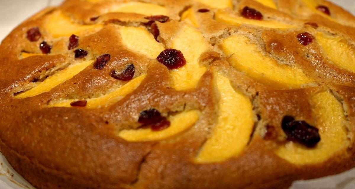 Torta di pesche e mirtilli con farina integrale