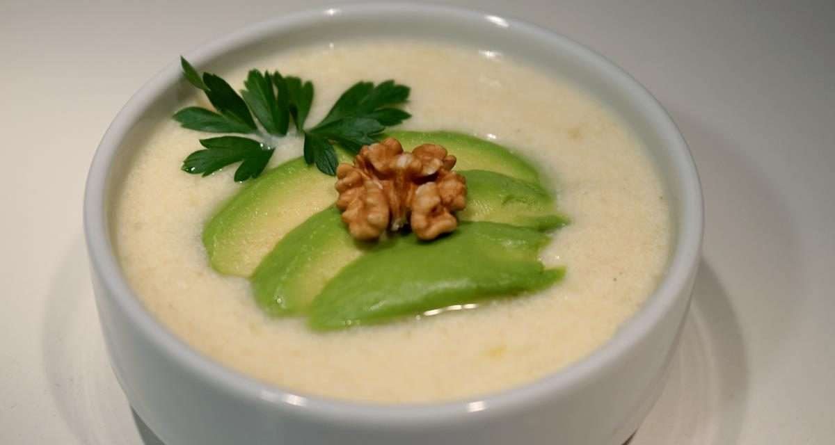 Crema di patate e avocado zuppa con un superfood