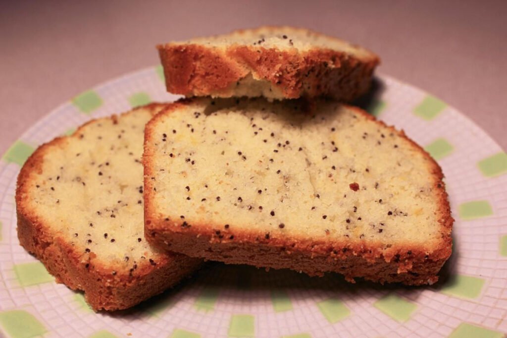 Fetta di plumcake senza glutine con semi di papavero e limone