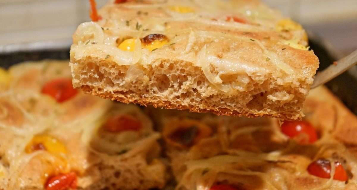 Focaccia di farro ricetta sfiziosa e croccante