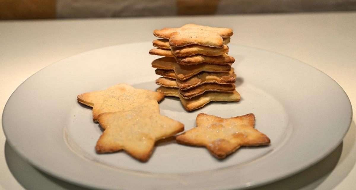 Biscotti stelle di natale con yogurt e miele