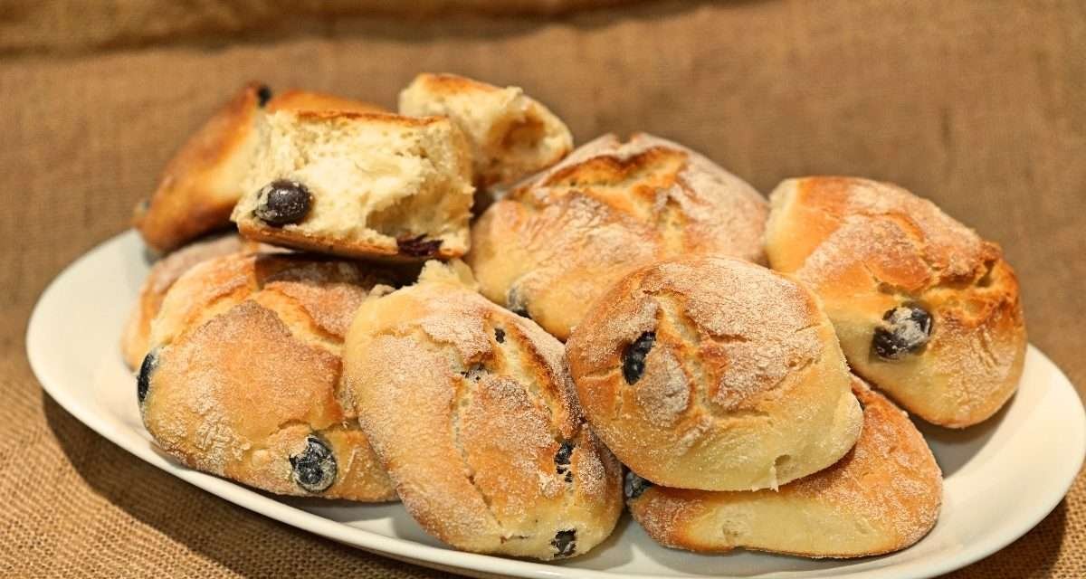 Pucce salentine con olive un pane snack molto sfizioso